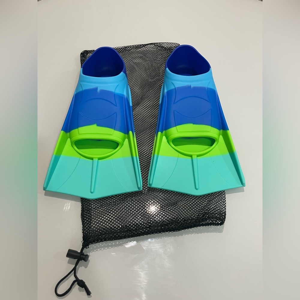 Swim fins Kid Size S with mesh bag. New